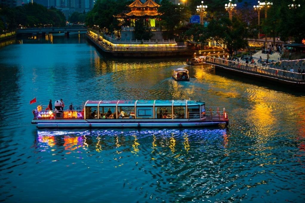 成都“夜游錦江”火鍋船。（唐斌治 攝）