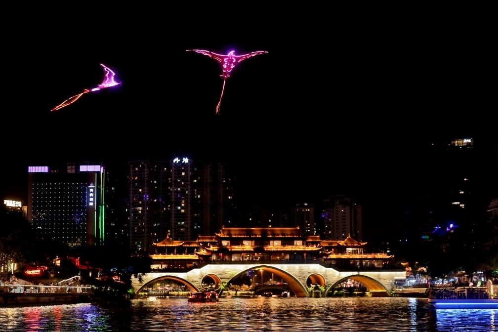 成都“夜游錦江”低空飛行裝置與游船伴飛。（唐斌治 攝）