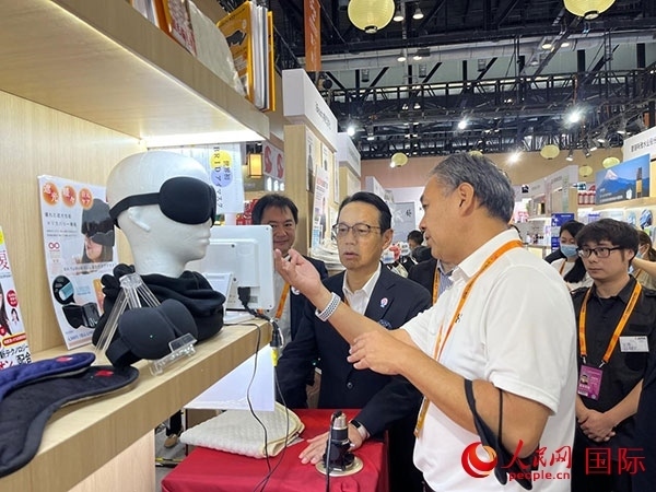 日本駐華大使金杉憲治（左二）參觀2024年服貿(mào)會(huì)日本館。人民網(wǎng)記者 盛楚宜攝