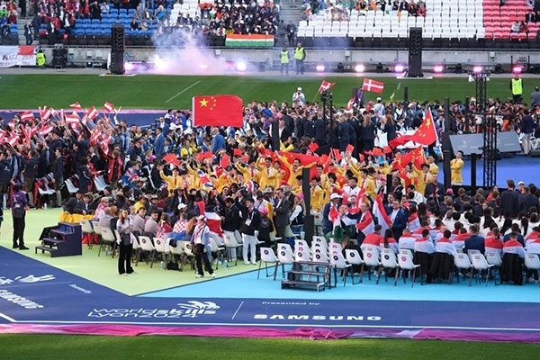 中國選手參加閉幕式。人民網(wǎng)記者 于超凡攝