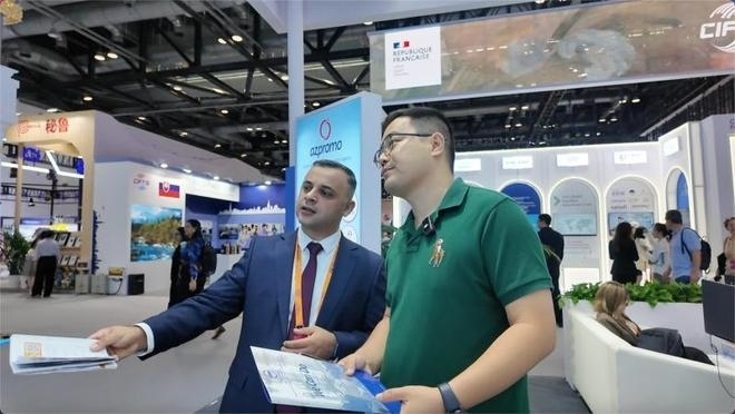 伊和·阿塔里扎德介紹阿塞拜疆產(chǎn)業(yè)園。人民網(wǎng)記者 楊倩攝