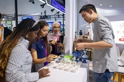 觀眾正在品嘗伊朗的藏紅花茶。人民網(wǎng)記者 翁奇羽攝