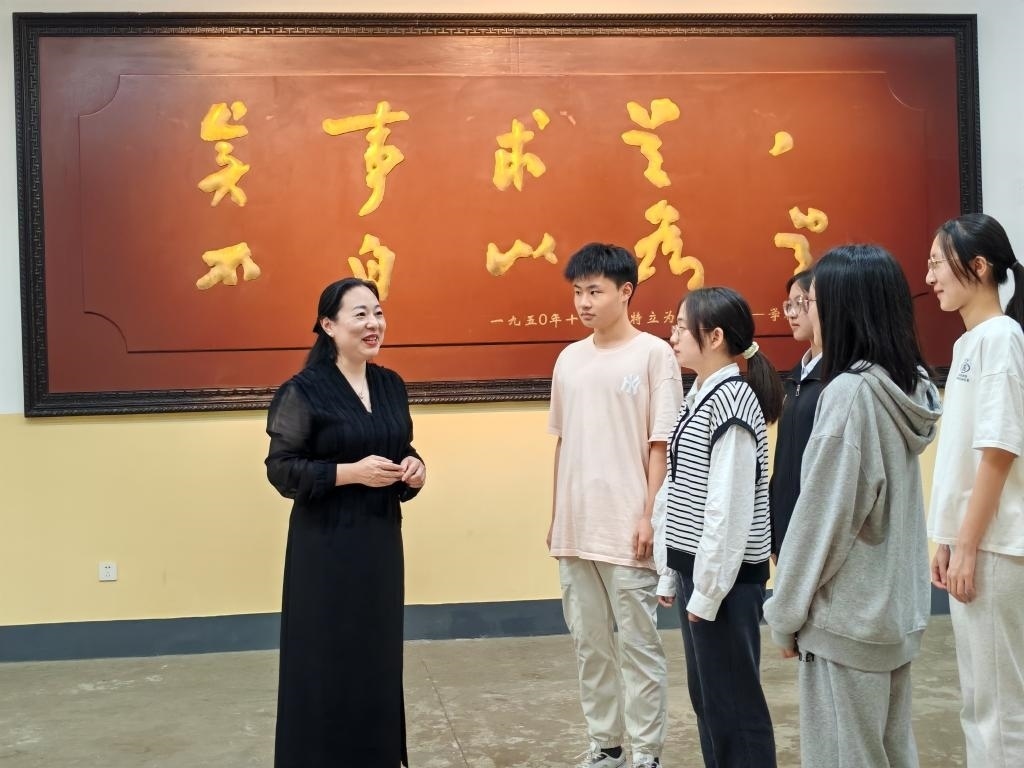 湖南第一師范學(xué)院思政課教師正在為學(xué)生講述紅色校史。（受訪者供圖）