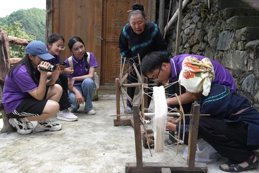 南開大學(xué)師生在貴州省雷山縣南猛村了解鄉(xiāng)村振興成就。（受訪者供圖）