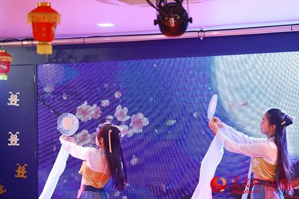 巴西華僑華人表演舞蹈《千里共嬋娟》。人民網(wǎng)記者 陳海琪攝