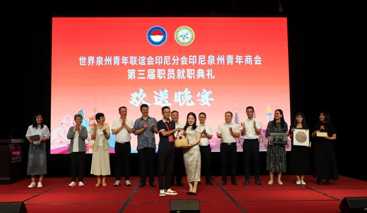 工藝大師們向阿拉扎大學(xué)孔子學(xué)院捐贈手工藝術(shù)品。阿拉扎大學(xué)孔子學(xué)院供圖