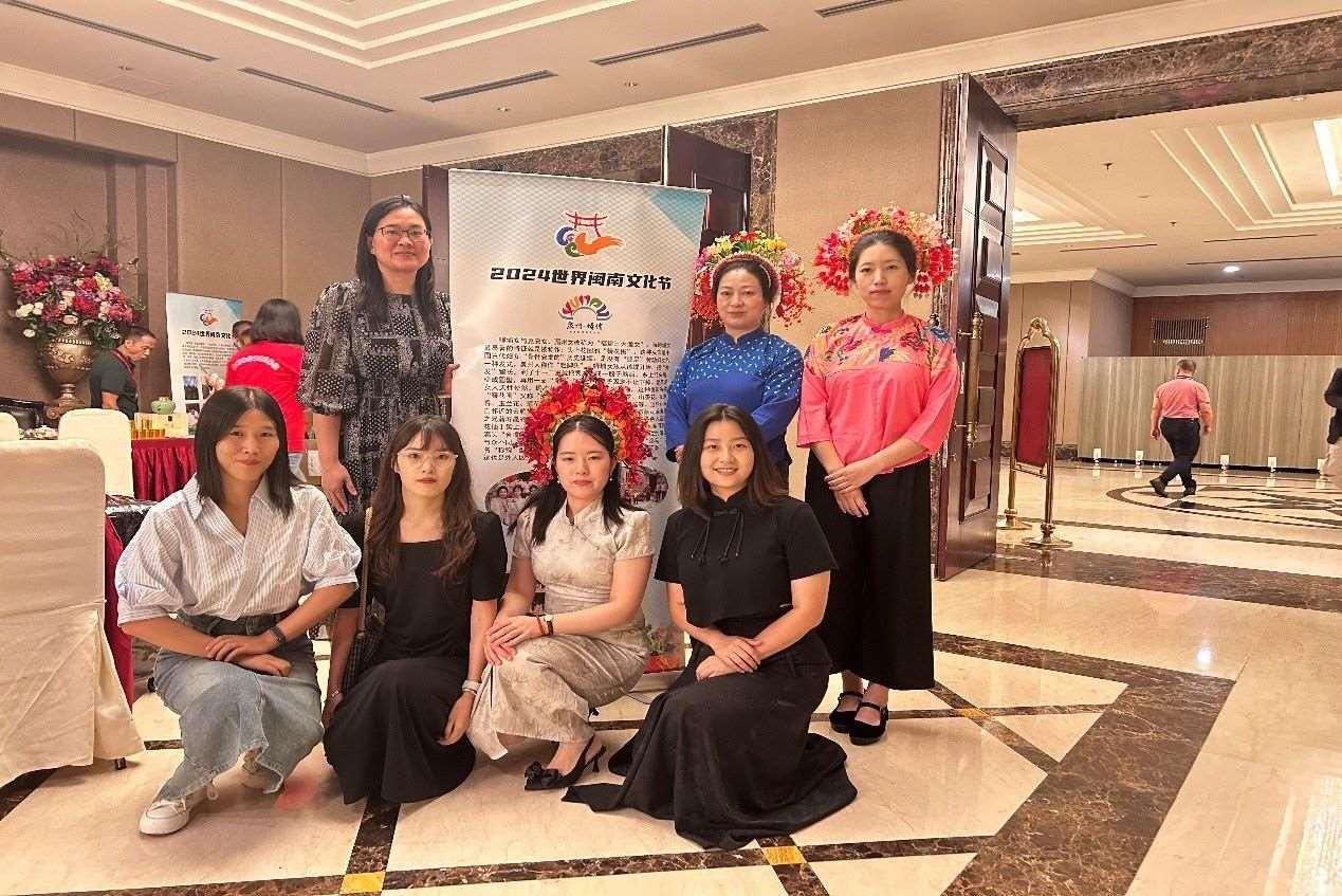 阿拉扎大學(xué)孔子學(xué)院老師和簪花圍傳承人合影。阿拉扎大學(xué)孔子學(xué)院供圖