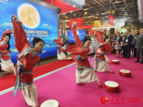 “你好！中國”展臺開幕式上的中國傳統(tǒng)舞蹈表演。人民網(wǎng)記者 尚凱元攝