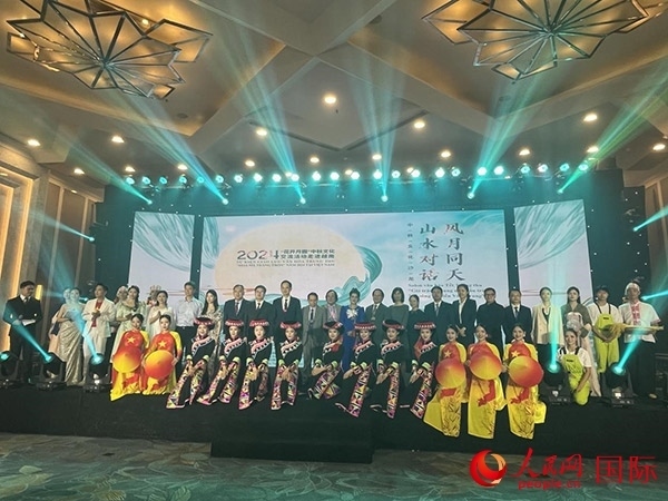 兩國(guó)嘉賓與中越藝術(shù)家現(xiàn)場(chǎng)合影。人民網(wǎng)記者 楊曄攝