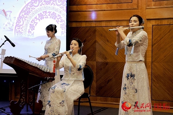 來自景德鎮(zhèn)的陶瓷音樂會在中秋佳節(jié)給英國倫敦的觀眾帶來了別樣的文化體驗。人民網(wǎng)記者 邢雪攝