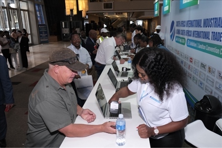 客商現(xiàn)場注冊參觀展會。主辦方供圖