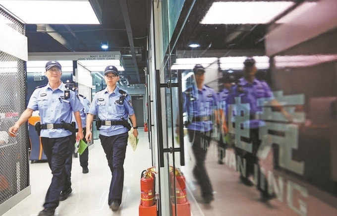 ▲7月6日，山西省新絳縣公安局龍興派出所組織警力對網(wǎng)吧等場所進行集中治安檢查。高新生攝