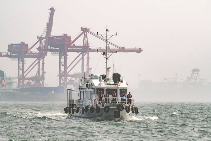 ?7月5日，秦皇島出入境邊防檢查站聯(lián)合秦皇島市公安局水陸巡特警支隊開展海上聯(lián)合巡航。陳凈萱攝