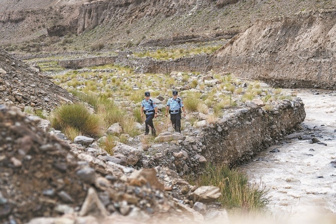 7月19日，新疆邊檢總站克州邊境管理支隊康蘇邊境檢查站民警輔警來到轄區(qū)烏恰縣康蘇水庫開展巡邏。明懿攝
