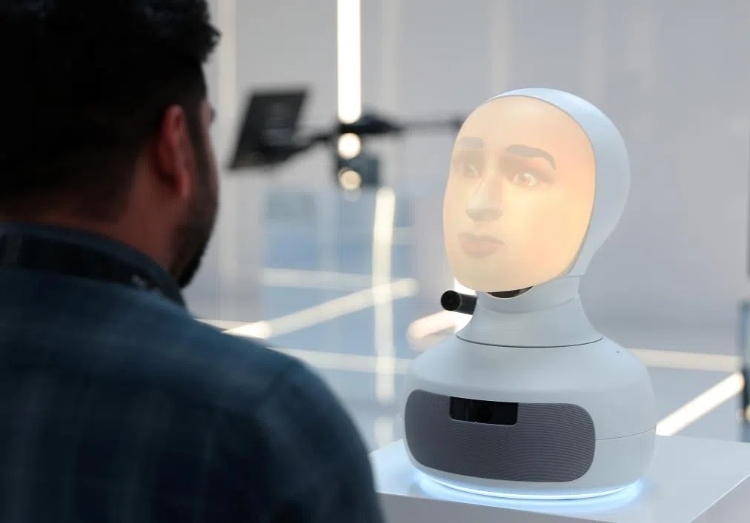 2024年9月12日，在沙特阿拉伯首都利雅得舉行的第三屆全球人工智能峰會上，一名參會者與“對話機器人”交流。新華社記者 王東震 攝