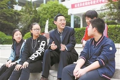 淮北市首批高層次人才儲(chǔ)備金獲得者、淮北市第一中學(xué)教師陳超（左三）在與學(xué)生交談?；幢笔形瞬殴ぷ骶止﹫D