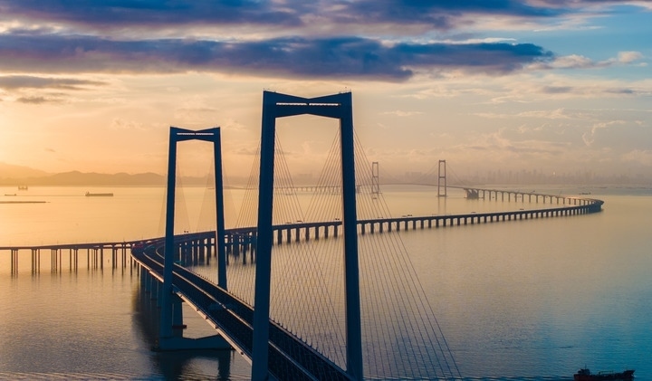 2024年6月27日，沐浴在晨曦中的深中通道（無(wú)人機(jī)照片）。新華社記者毛思倩 攝