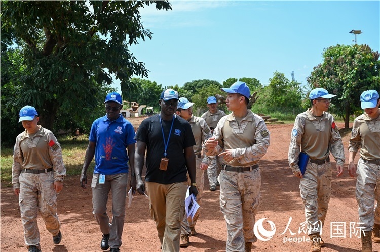圖2 檢查組實(shí)地查驗(yàn)。孫千攝