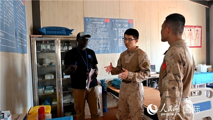 圖4 介紹醫(yī)療設(shè)施。孫千攝