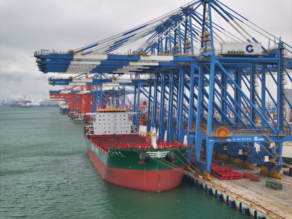 2月23日拍攝的廣西北部灣港欽州港區(qū)的碼頭堆場（無人機(jī)照片）。新華社記者 周華 攝