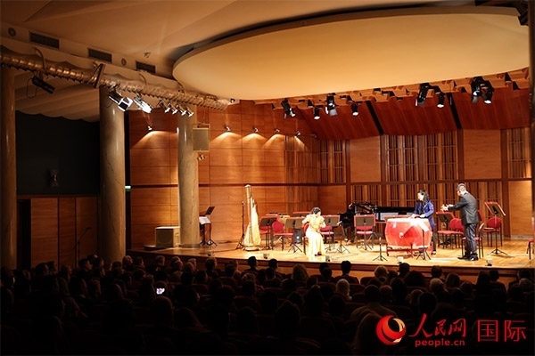 中國歌劇舞劇院的音樂家表演京劇曲牌《夜深沉》。人民網(wǎng)記者 禹麗敏攝