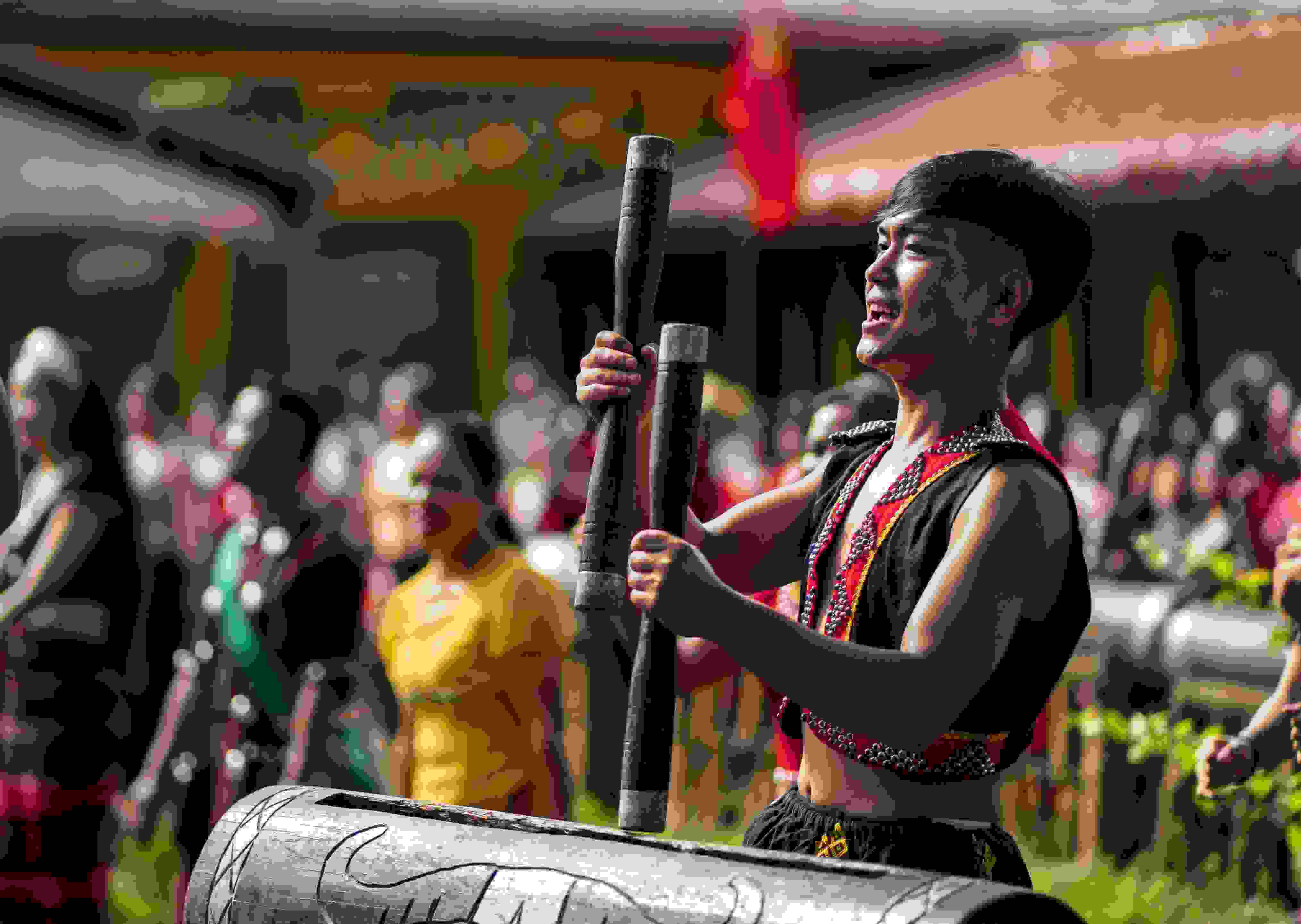 云南省滄源縣班洪鄉(xiāng)班洪村的佤族群眾唱響《阿佤人民唱新歌》（2021年8月20日攝）。