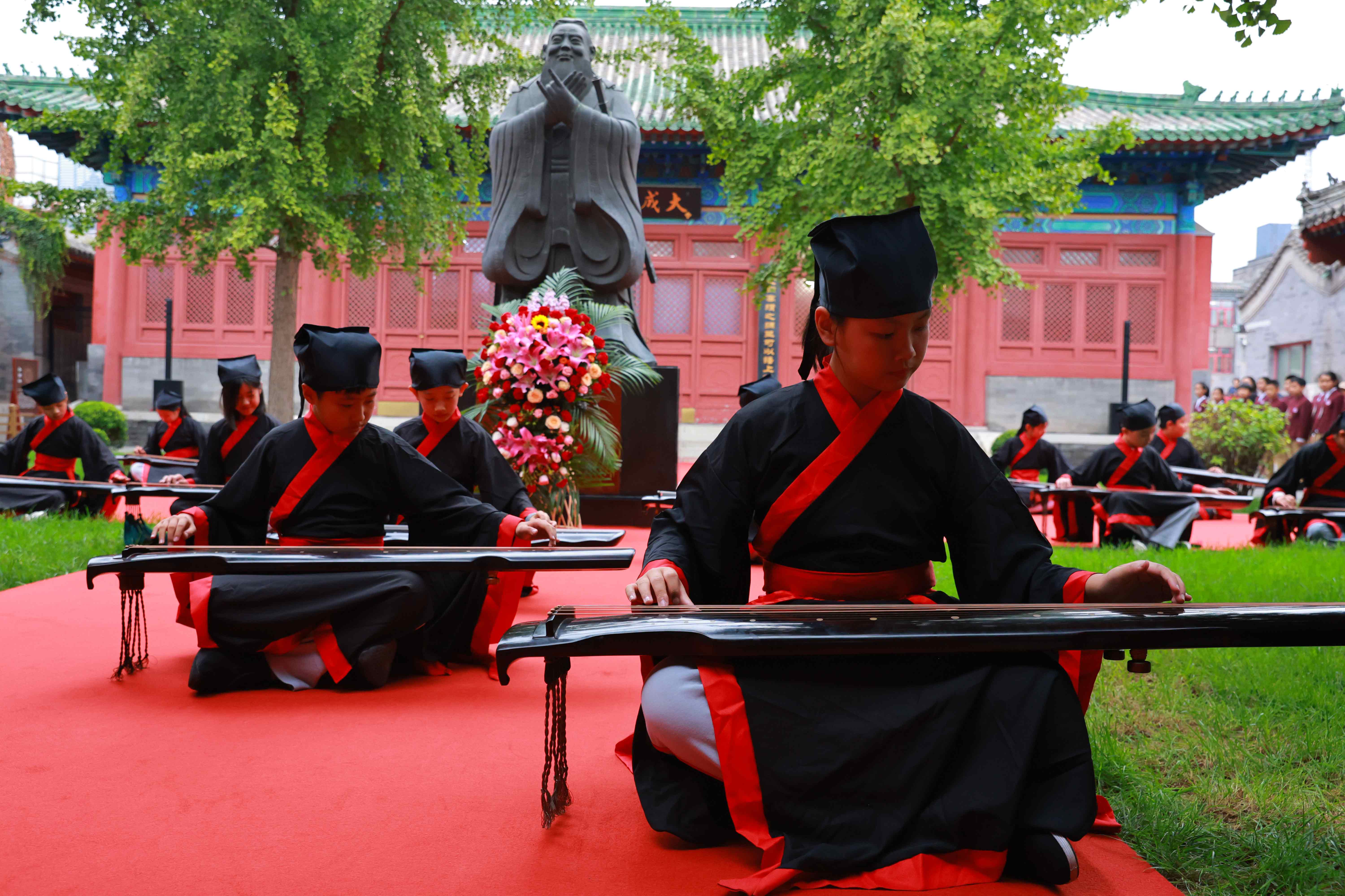 古琴表演《至圣先師孔子歌》。校方供圖