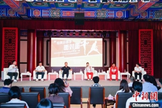 吳愉、王德新、沈學軍、江海東、朱曉蕾與在座同學們分享個人的體育故事與成長感悟。上海市港澳辦供圖