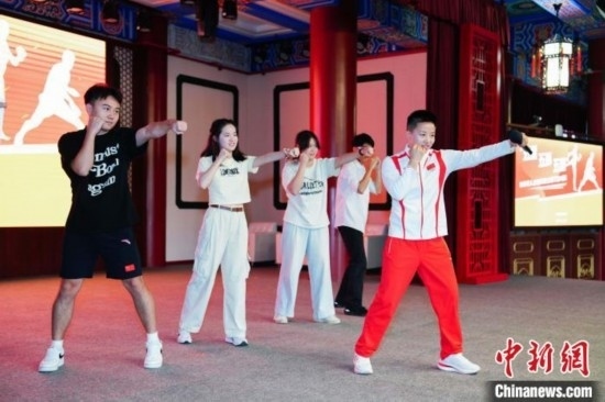 巴黎奧運會拳擊冠軍吳愉現(xiàn)場教學。上海市港澳辦供圖