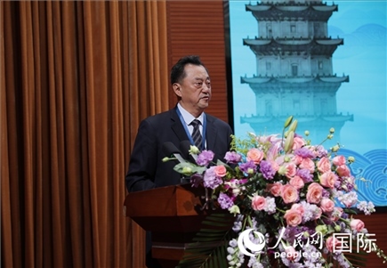 北京語言大學(xué)黨委書記倪海東在“走進(jìn)中華文明——海絲印記 世遺泉州”主題人文交流活動中致辭。人民網(wǎng) 王婧攝