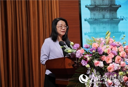 福建省人民政府外事辦公室副主任黃劭蓉在“走進(jìn)中華文明——海絲印記 世遺泉州”主題人文交流活動中致辭。人民網(wǎng) 王婧攝