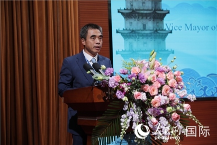泉州市人民政府副市長姚飛在“走進(jìn)中華文明——海絲印記 世遺泉州”主題人文交流活動中致辭。人民網(wǎng) 王婧攝