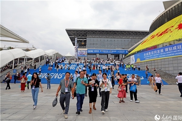 第二十一屆東博會展館外，參觀者步行離場。人民網(wǎng)記者趙益普攝