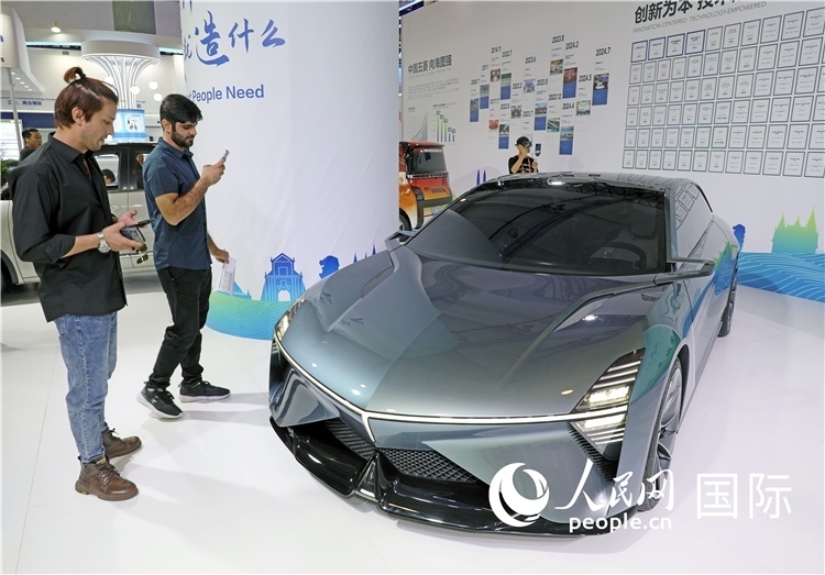 東博會(huì)上，上汽通用五菱展出的一款名為“東盟之光”的新能源概念車吸引參觀者駐足。人民網(wǎng)記者趙益普攝