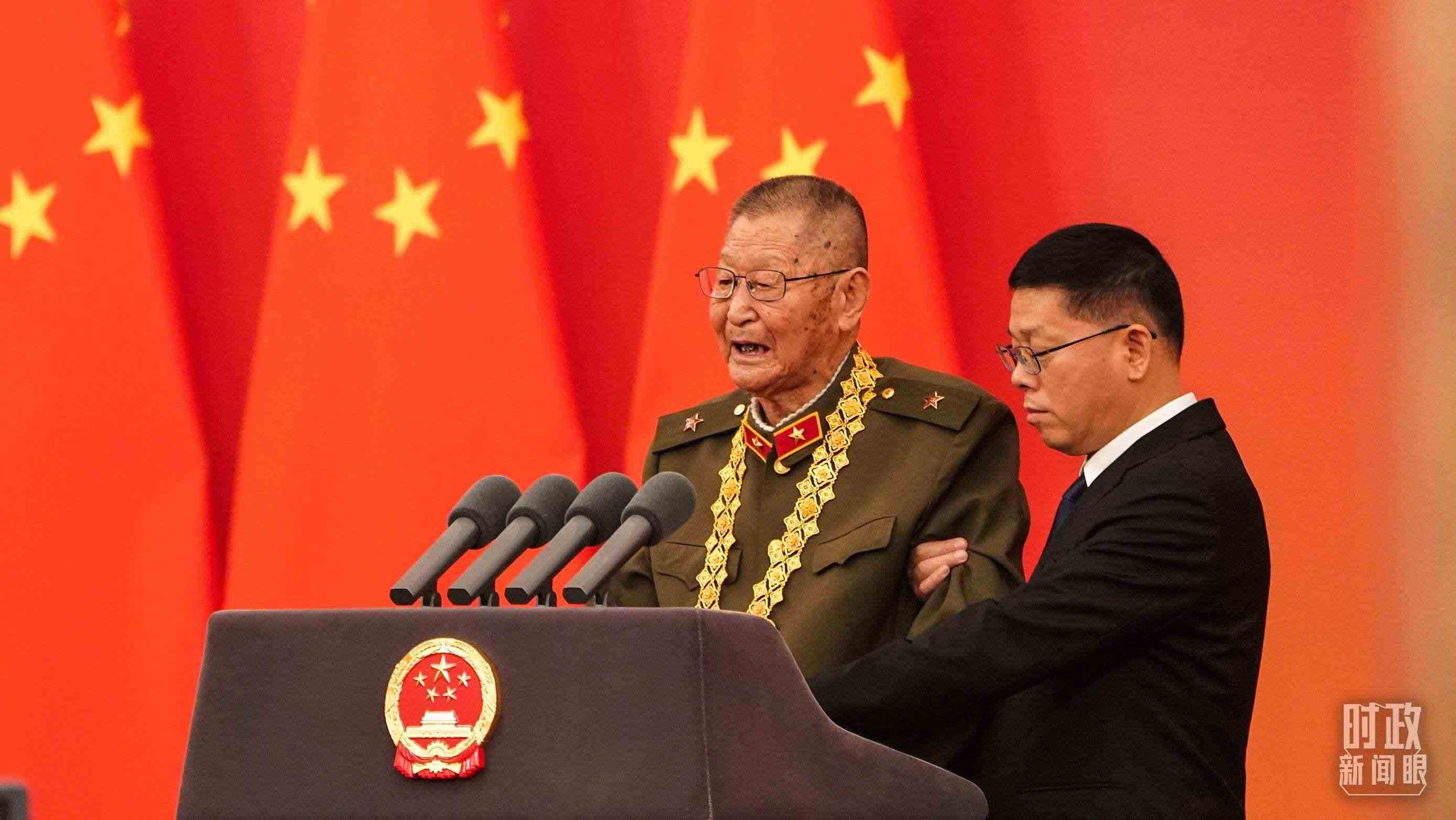 “共和國勛章”獲得者黃宗德在頒授儀式上發(fā)言。（總臺記者李晉拍攝）