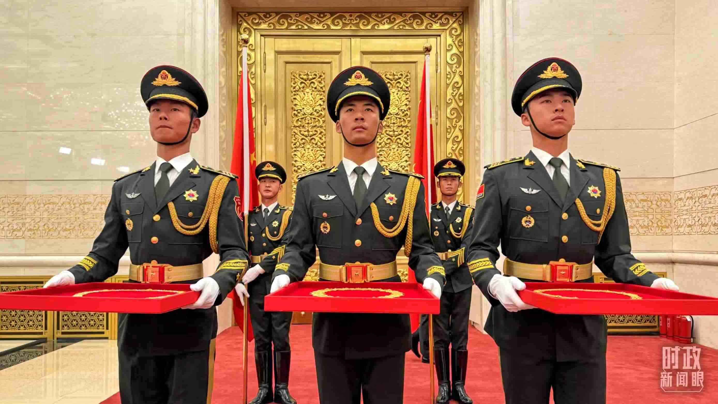 禮兵手捧共和國勛章、友誼勛章和國家榮譽(yù)稱號獎?wù)隆＃偱_央視記者李增仁拍攝）