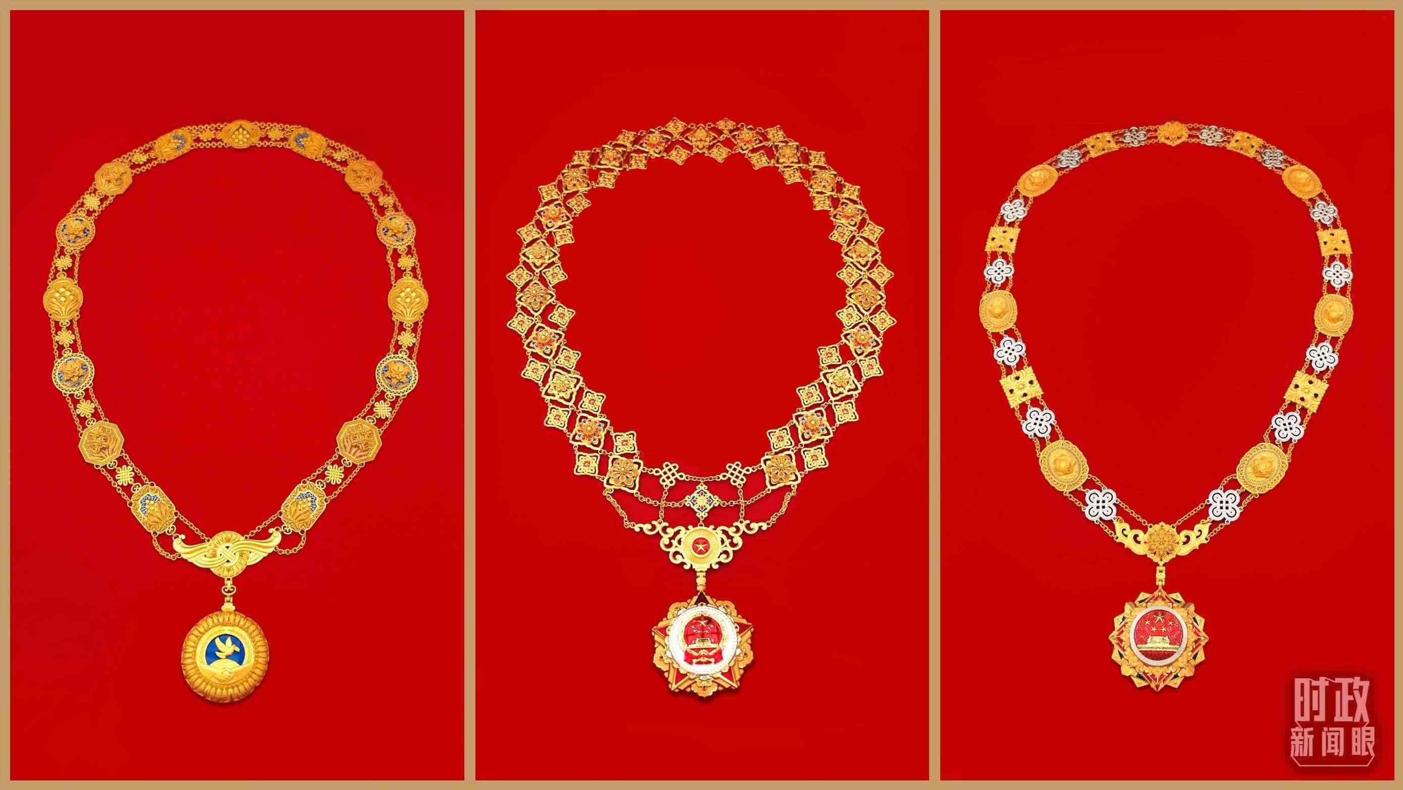 “共和國勛章”（中）、“友誼勛章”（左）和國家榮譽(yù)稱號獎?wù)拢ㄓ遥?。（總臺央視記者郭鴻、鄂介甫拍攝）