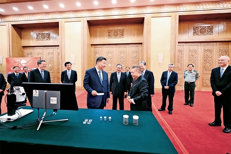 2024年9月23日，黨和國家領(lǐng)導(dǎo)人習(xí)近平、李強(qiáng)、趙樂際、王滬寧、蔡奇、丁薛祥、李希等在人民大會堂接見探月工程嫦娥六號任務(wù)參研參試人員代表并參觀月球樣品和探月工程成果展覽。這是習(xí)近平等參觀月球樣品和探月工程成果展覽。 新華社記者 謝環(huán)馳/攝