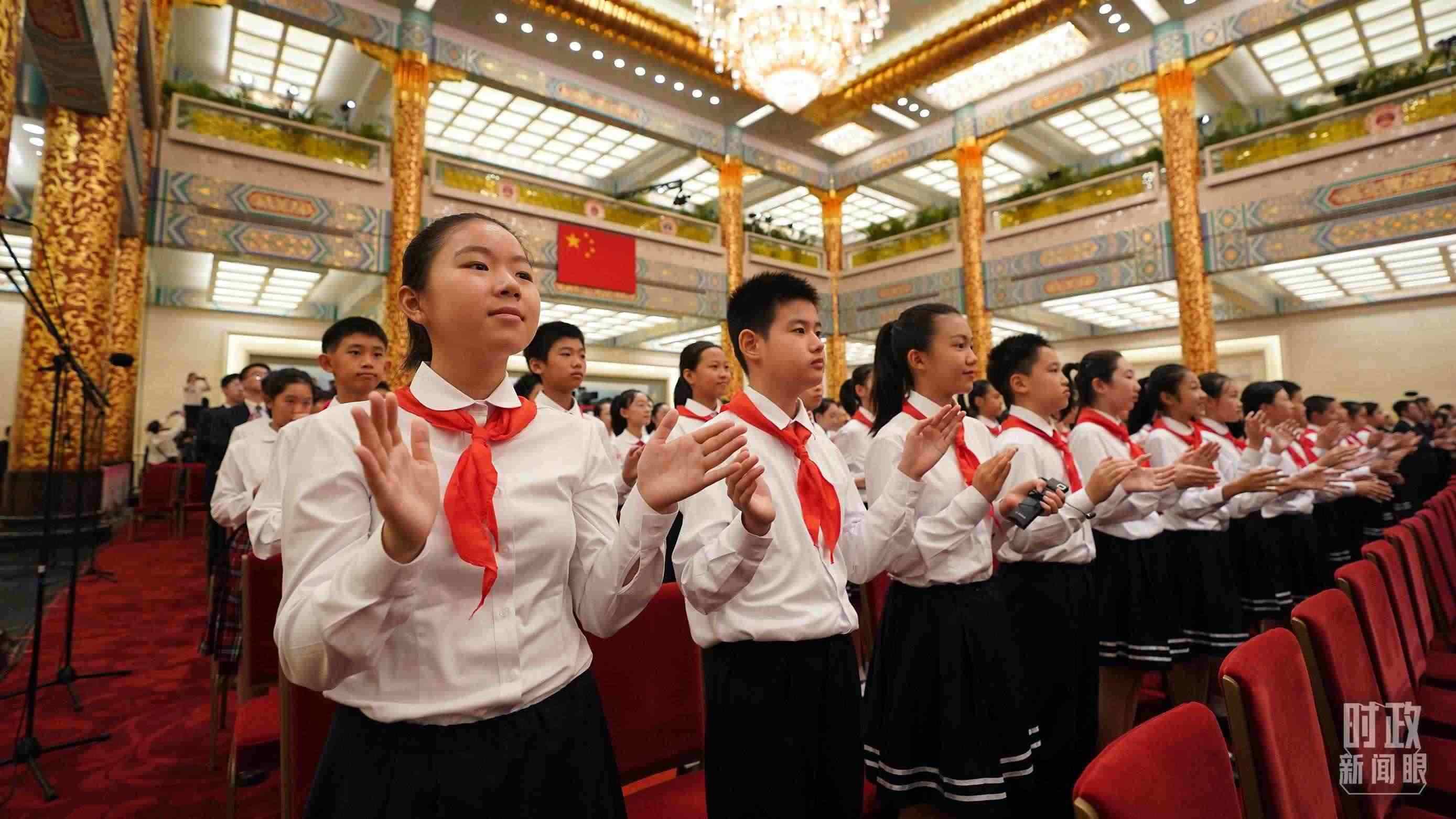 頒授儀式現(xiàn)場的少先隊員。（總臺記者李晉拍攝）