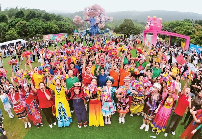 自2014年起，廣西持續(xù)舉辦“廣西三月三·八桂嘉年華”活動(dòng)，各地民族民俗活動(dòng)次第登臺，精彩紛呈，這個(gè)傳統(tǒng)民族節(jié)慶已演變?yōu)楦髯迦嗣窆蚕砉矘返墓?jié)日盛會和知名文化旅游品牌。圖為2024年4月11日在南寧市拍攝的活動(dòng)主會場。 新華社記者 周華/攝