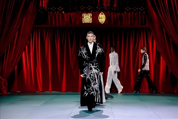 9月28日，模特在法國(guó)巴黎舉行的“2024巴黎·恭王府服飾秀”上展示服裝（主辦方供圖）