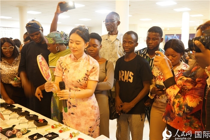 向尼日利亞觀眾介紹中國刺繡。人民網(wǎng)記者 姜宣攝