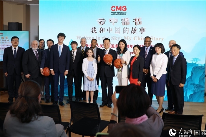 2、出席活動(dòng)的中美兩國(guó)嘉賓合影。 人民網(wǎng)記者 李志偉攝