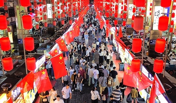 國慶臨近，河南省洛陽市老城歷史文化街區(qū)裝扮一新，國旗招展，處處洋溢著濃厚的國慶節(jié)日氛圍。來源：人民圖片網(wǎng)