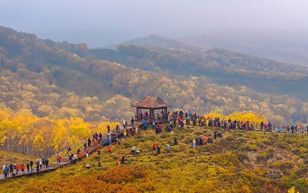 2024年9月27日，內(nèi)蒙古自治區(qū)赤峰市克什克騰旗烏蘭布統(tǒng)景區(qū)層林盡染，游人如織，風(fēng)光如畫。來源：人民圖片網(wǎng)