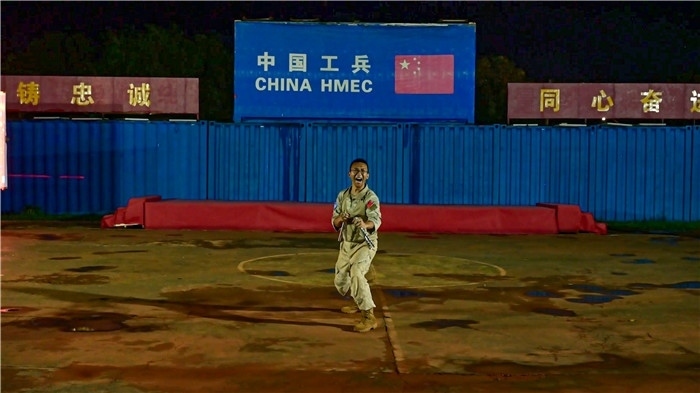 官兵帶來精彩的雙節(jié)棍表演。馬騫攝