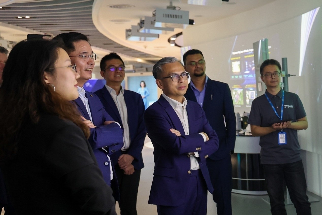 馬來(lái)西亞通訊部長(zhǎng)法米·法茲（右三）在華訪問(wèn)中國(guó)知名通信企業(yè)。（照片由馬來(lái)西亞通訊部提供） (1)