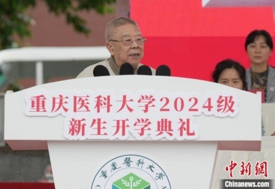 圖為陳宏礎(chǔ)教授為新生帶來“開學(xué)第一課”。中新網(wǎng)記者 周毅 攝