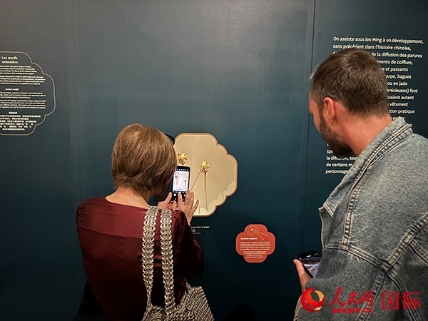  法國(guó)觀眾在展區(qū)拍照留念。人民網(wǎng)記者 于超凡攝