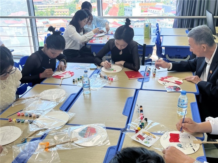 觀眾們在體驗畫扇。Sem Sophea攝